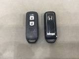 スマートキーを装備しています。鍵を差し込むことなくドアロックの開け閉めと、スタートボタン操作でのエンジンスタートができます。スペアキーも同じものを用意しております。