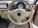 インテリアに合わせたデザインのステアリングは、運転される方のことも考え、運転しやすい形状、大きさです。是非一度、実際に触ってお確かめください。