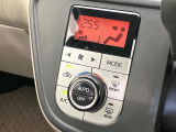 【オートエアコン】一度お好みの温度に設定すれば、車内の温度を検知し風量や温度を自動で調整。暑い&hellip;寒い&hellip;と何度もスイッチ操作をする必要はありません。快適な車内空間には必須の機能ですね♪