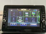 日産純正メモリーナビゲーションです♪目的地まで案内するナビゲーション機能の他にフルセグ画質で楽しめるTVやBluetooth Audio☆DVD再生など多彩な機能が満載で運転を快適にサポートしてくれます☆
