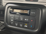 【オートエアコン】一度お好みの温度に設定すれば、車内の温度を検知し風量や温度を自動で調整。暑い&hellip;寒い&hellip;と何度もスイッチ操作をする必要はありません。快適な車内空間には必須の機能ですね♪