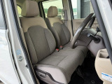 【フロントシート】アイポイントが高く、視界が開けているので、運転する際も快適♪シートも厚みがあり座り心地にこだわったシート設計になっているので、長時間ドライブの際も疲れを軽減してくれます。