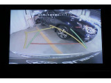 バックカメラ装備。運転席からは死角になる場所をカメラが補完しますので安全です。また、ガイド線が曲がる方向に動くタイプなので、初めての駐車場に止めるときや縦列駐車などの時に便利です。