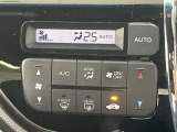 【オートエアコン】一度お好みの温度に設定すれば、車内の温度を検知し風量や温度を自動で調整。暑い&hellip;寒い&hellip;と何度もスイッチ操作をする必要はありません。快適な車内空間には必須の機能ですね♪