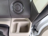 運転席側のドリンクホルダーは、小物置きと一体となっており家や車の鍵なども手元に置いておけます♪