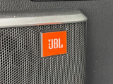 【JBLサウンドシステム】メーカーオプションの高品位サウンドシステムを搭載。専用のチューニングが施された大小様々なスピーカーから良質なサウンドが奏でられ、臨場感あふれる音響空間を演出します。