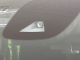 【インテリジェントエマージェンシーブレーキ】フロントカメラで前方の車両や歩行者を検知。衝突しそうな時は衝突被害軽減ブレーキが作動、衝突回避をサポート。より安全にドライブをお楽しみいただけます。