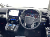 運転席まわりです。 各操作スイッチは使いやすい位置に配置されてます。
