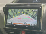 【バックカメラ】駐車時に後方がリアルタイム映像で確認できます。大型商業施設や立体駐車場での駐車時や、夜間のバック時に大活躍!運転スキルに関わらず、今や必須となった装備のひとつです!