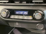 【オートエアコン】一度お好みの温度に設定すれば、車内の温度を検知し風量や温度を自動で調整。暑い&hellip;寒い&hellip;と何度もスイッチ操作をする必要はありません。快適な車内空間には必須の機能ですね♪