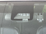 【トヨタセーフティセンス】走行中に前方の車両等を認識し、衝突しそうな時は警報とブレーキで衝突回避と被害軽減をアシスト。より安全にドライブをお楽しみいただけます。