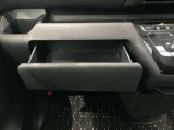 助手席側に引き出しあります☆小物の収納に便利に使えます♪
