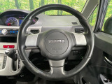 インテリアに合わせたデザインのステアリングは、運転される方のことも考え、運転しやすい形状、大きさです。是非一度、実際に触ってお確かめください。