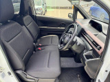 フロントシートはベンチシートです。インパネシフトで足元は広々。運転席と助手席はウォークスルーできます。