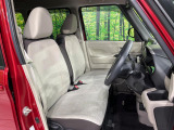 運転席まわりには十分なスペースがあり、大柄な方でもゆったり運転していただける環境です。