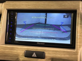 リバースギアに入れるだけで後方の表示へ切り替わります。夜間や雨の日の駐車も楽になりますよ。