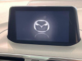 【マツダコネクトナビ】車内の雰囲気にマッチした一体型タイプのナビ。各種車輌設定やBluetooth再生等、様々な機能が楽しめます。直感的なダイヤル操作が可能で、使い勝手も良好です。