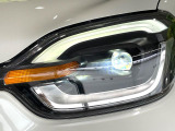 【LEDヘッドライト】悪天候や夜間走行時も良好な視界を確保し安心して運転できる高輝度LEDヘッドライトを装備!点灯速度が早く、消費電力も抑えられています。