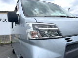 【LEDヘッドライト】悪天候や夜間走行時も良好な視界を確保し安心して運転できる高輝度LEDヘッドライトを装備!点灯速度が早く、消費電力も抑えられています。