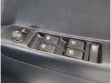 運転手が全窓の開閉をボタンで行えます。