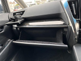 【グローブボックス】大容量のグローブボックスです!!車検証ケース他、日頃使う小物類の収納スペースもたくさんあります!