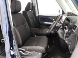 アームレスト付ドライバーズシート。運転席は細かなポジション調性ができるシート上下アジャスター+チルト&テレスコピック調整機能付きステアリング。