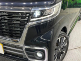 【LEDヘッドライト】悪天候や夜間走行時も良好な視界を確保し安心して運転できる高輝度LEDヘッドライトを装備!点灯速度が早く、消費電力も抑えられています。