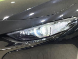 【LEDヘッドライト】悪天候や夜間走行時も良好な視界を確保し安心して運転できる高輝度LEDヘッドライトを装備!点灯速度が早く、消費電力も抑えられています。