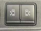 【両側パワースライドドア】スマートキーや運転席のスイッチで後席両側スライドドアの開閉が可能♪電動だから力を入れてドアを開ける必要が無く、小さなお子様でも簡単に開け閉めでき快適です♪
