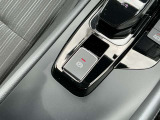 パーキングブレーキは信号待ちなどでブレーキペダルを踏んで停車した後、ブレーキペダルから足を離しても車がそのまま停止状態を維持できるオートホールド機能付き!