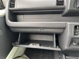 【グローブボックス】大容量のグローブボックスです!!車検証ケース他、日頃使う小物類の収納スペースもたくさんあります!