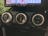 【オートエアコン】一度お好みの温度に設定すれば、車内の温度を検知し風量や温度を自動で調整。暑い&hellip;寒い&hellip;と何度もスイッチ操作をする必要はありません。快適な車内空間には必須の機能ですね♪