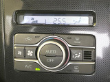 【オートエアコン】一度お好みの温度に設定すれば、車内の温度を検知し風量や温度を自動で調整。暑い&hellip;寒い&hellip;と何度もスイッチ操作をする必要はありません。快適な車内空間には必須の機能ですね♪
