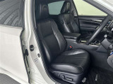 運転席/助手席です。姿勢が崩れず正確なステアリング操作で安心です。