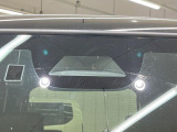 【衝突軽減装置】走行中に前方の車両等を認識し、衝突しそうな時は警報とブレーキで衝突回避と被害軽減をアシスト。より安全にドライブをお楽しみいただけます。