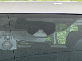 【エマージェンシーブレーキ】走行中に前方の車両等を認識し、衝突しそうな時は警報とブレーキで衝突回避と被害軽減をアシスト。より安全にドライブをお楽しみいただけます。