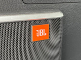 【JBLサウンドシステム】メーカーオプションの高品位サウンドシステムを搭載。専用のチューニングが施された大小様々なスピーカーから良質なサウンドが奏でられ、臨場感あふれる音響空間を演出します。