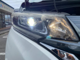 【LEDヘッドライト】悪天候や夜間走行時も良好な視界を確保し安心して運転できる高輝度LEDヘッドライトを装備!点灯速度が早く、消費電力も抑えられています。