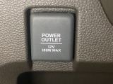 アクセサリーソケットはUSBのアダプターなどをつければ、スマホの充電にも使えます。周辺には物が置けるボックスがついています。
