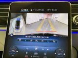 【全方位型モニター】クルマを上空から見下ろしているかのように、直感的に周囲の状況を把握できる全方位型モニター。狭い場所での駐車でも周囲が映像で確認できます。