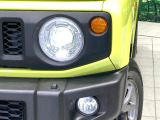 【LEDヘッドライト】悪天候や夜間走行時も良好な視界を確保し安心して運転できる高輝度LEDヘッドライトを装備!点灯速度が早く、消費電力も抑えられています。