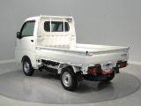 【作業がはかどる】日常の移動をスマートにこなす軽トラック。農機具屋さんの駐車場など狭いスペースでも停めやすく、毎日の用事がラクに行えるのが特徴です。