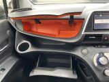 【グローブボックス】大容量のグローブボックスです!!車検証ケース他、日頃使う小物類の収納スペースもたくさんあります!