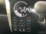 【オートエアコン】一度お好みの温度に設定すれば、車内の温度を検知し風量や温度を自動で調整。暑い&hellip;寒い&hellip;と何度もスイッチ操作をする必要はありません。快適な車内空間には必須の機能ですね♪
