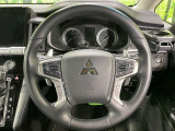 【ステアリングヒーター】冬場に冷たくなりやすい革巻きステアリングを、スイッチ一つで素早く適温に!エアコンよりも早く温まってくれるので、寒い日の運転も快適になりますね♪