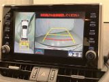 車庫入れなど後進運転時に死角をモニターで確認ができて安全です♪ ステアリング操作の参考になるガイド線も表示しますので車庫入れがニガテな方も安心ですネ!