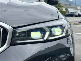 LEDヘッドライト。先進のLEDテクノロジーを採用。照射される白色光の周波特性は太陽に近く、バイキセノンヘッドライトを上回るコントラストでさらに明るく輝きます。悪天候の日でも優れた視認性を発揮します。