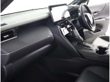 統一感のある洗練されたデザインのインパネ。操作パネルもドライバーを中心とした配置です。
