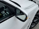 追い越し車線上を急接近してくる車両を認識してミラー内側に組み込まれたインジケータを点滅させドライバーに警告します。注意喚起に気づかず、ドライバーがそのまま車線を越えた場合には車線維持をサポートします。