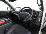 シンプルで使いやすいデザインの運転席です。